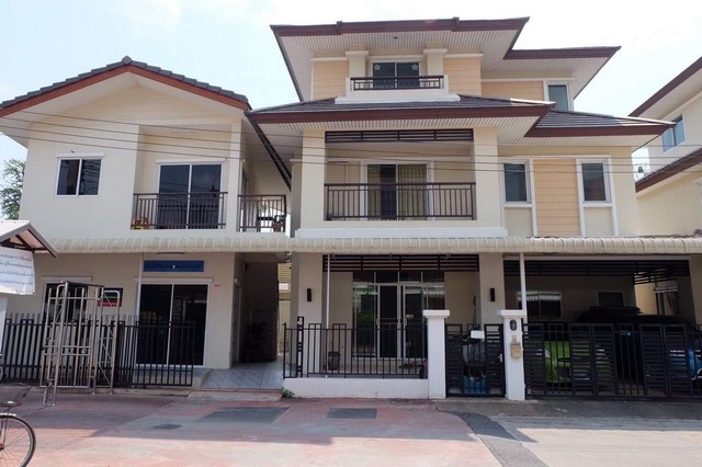 ขายบ้านพร้อมโฮมออฟฟิศ หมู่บ้านเดอะทาวน์ ซ.บางศรีเมือง ถ.นครอินทร์ จ.นนทบุรี