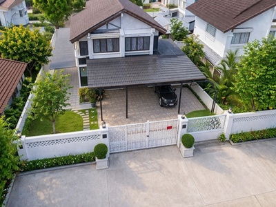 โรงเรียนสตรีวิทยา2  บ้าน 90ตร.ว. 300ตร.ม. จอดรถ 5คัน ลาดพร้าว 5-6