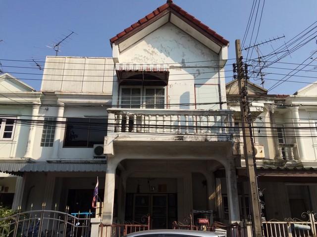 ขายทาวน์เฮ้าส์ 2 ชั้น หมู่บ้านพรประดิษฐ์ สุขุมวิท50 ตรงข้ามคอนโดพันดาว ใกล้ BTS อ่อนนุช ต้องรีโนเวท 