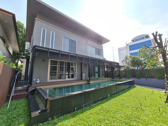 ให้เช่าบ้านเดี่ยว2ชั้น พร้อมสระว่ายน้ำ รามคำแหง24 เนื้อที่ 99 ตรว มี3ห้องนอน 3 ห้องน้ำ 