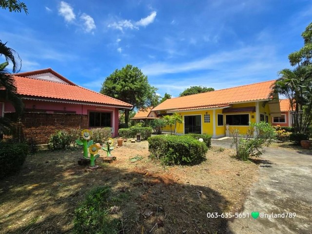 ขายบ้าน 2 หลัง ใน ต.บ้านพร้าว อ.บ้านนา จ.นครนายก แถมฟอร์นิเจอร์ทั้งหมดและแอร์ทุกห้อง การรักษาความปลอดภัยและความสะอาดในโครงการดีเยี่ยม