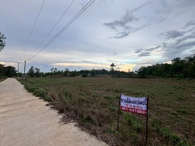 ที่สวยมาก ตรงข้ามโรงเรียนบ้านหนองช้าง ตรงเข้าไป 500 เมตร 