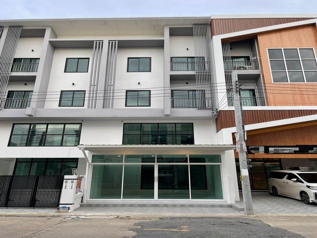 ให้เช่าอาคารพาณิชย์ 3.5 ชั้น ซอย นวมินทร์ 42 เป็นอาคารใหม่เพิ่งสร้างเสร็จ เหมาะทำออฟฟิศ คลีนิก
