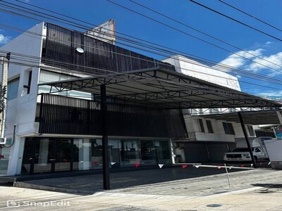 ให้เช่าอาคารพาณิชย์ 4ชั้น ย่านถนนกิ่งแก้ว บางนา ที่จอดรถมีหลายคัน