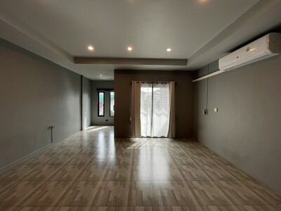 P1581 ขาย ให้เช่า ทาวน์โฮม ลาดพร้าว 124 สไตล์ลอฟท์