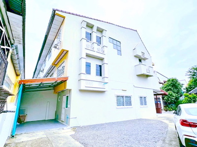 เสรีไทย 77-85  สวนสยาม100ม. ให้เช่าทาวน์โฮม 3 ชั้น 49ตร.วา พร้อมเ