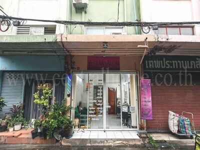 ลดราคา อาคารพาณิชย์ 3 ชั้นครึ่ง ติด MRT ลาดพร้าว 101