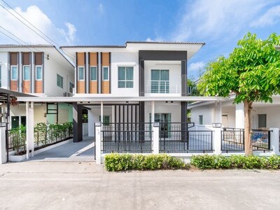  บ้านเดี่ยว 2 ชั้น ในหมู่บ้านจัดสรร  อยู่ในแหล่งชุมชน ใกล้โรงเรีย