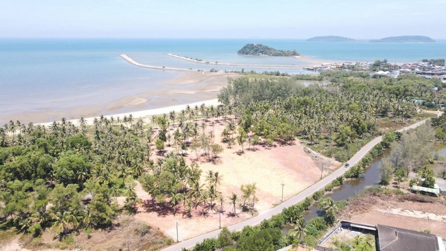 ขายที่ดินติดทะเลหาดคอสนชุมพรสะดวกติดถนนติดตัวเมือง ไร่ละ 3.5 ล้าน