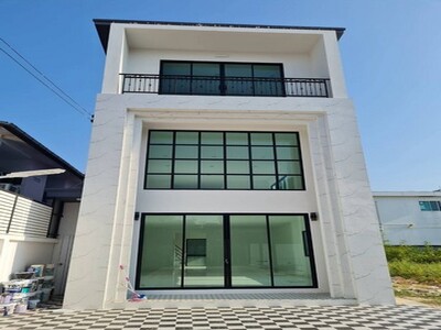 ขายตึกเดี่ยว สร้างใหม่ อยู่ลาดพร้าว 101  ตึก3 ชั้น  75 ตรว. ตึกสว