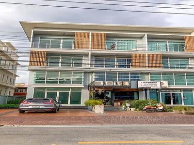 P2242 ขายอาคาร พาณิชย์ 3.5 ชั้น ตึกใหม่ ห้องหัวมุม รามคำแหง 174 