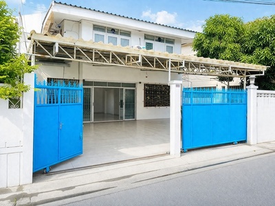 MRT สุทธิสาร 450ม. จอดรถ3 คัน คฤหาสน์  2ชั้น 4 นอน 2 น้ำ 50 ตร.ว.