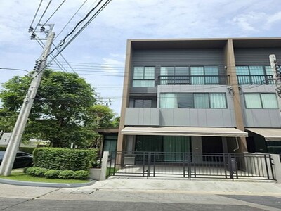ห้เช่าทาวน์โฮม 3 ชั้น หลังมุม บ้านกลางเมือง พระราม9 – กรุงเทพกรีฑ
