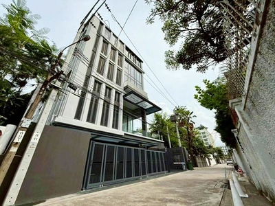  เพชรบุรี ให้เช่า ทาวน์โฮมหรู 4.5 ชั้น BTSทองหล่อ 1.7กม. ทองหล่อ1