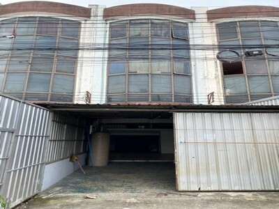 อาคารพาณิชย์ มีดาดฟ้า ติดถนนสีขาว ใกล้ตลาดไท