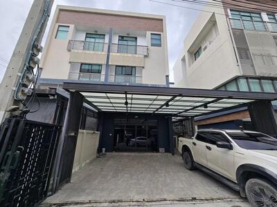 ให้เช่าHome Office 3 ชั้นครึ่ง โครงการ DISTRICT เอกมัย รามอินทรา4