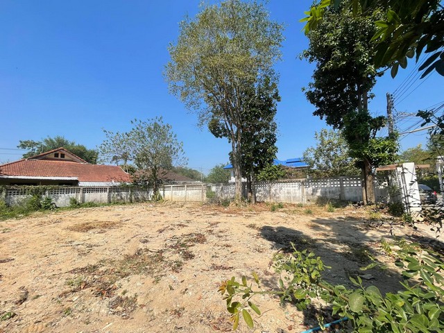 ที่ดินแปลงสวยไม่ไกลจากตัวเมือง ใกล้กาดรวมโชคล้อมกำแพงเรียบร้อย