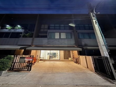 ให้เช่าทาวน์โฮม 3 ชั้น บ้านกลางเมือง พระราม 9 กรุงเทพกรีฑา