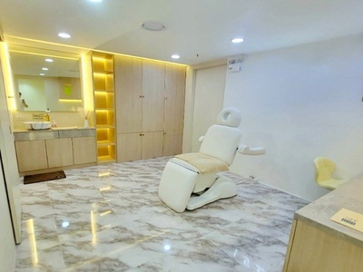  BTS อโศก 650 ม เซ้งขาดทุน คลีนิคความงาม ในห้าง  BTSนานา 400ม. 