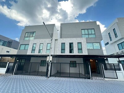 บ้านแฝดสามชั้นพร้อมสระ่ว่ายน้ำส่วนตัว หรูสไตล์ luxury 