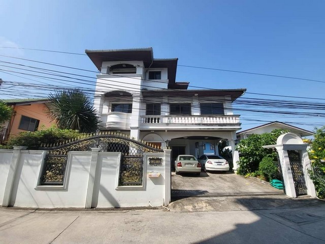 ขายบ้านเดี่ยว 3 ชั้น ทำเลดี สร้างโดย Royal House  พิกัด ซ.แจ้งวัฒนะ 20 ติดสถานีรถไฟฟ้าเลี่ยงเมืองปากเกร็ด 400 เมตร