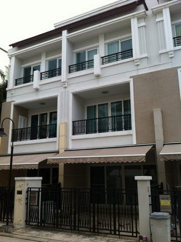 ให้เช่า ทาวน์​โฮม  3 ชั้น   บ้านกลางกรุงสาทร บนถนนเจริญราษฎร์  ใกล้ทางด่วน สาทร พระราม3