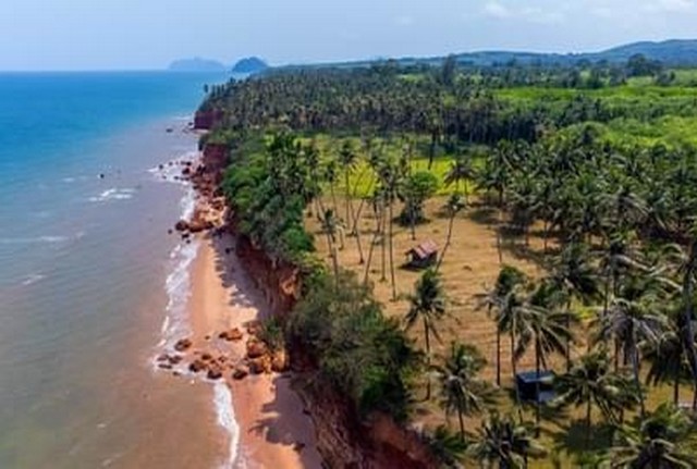 ทรัพย์มีค่าภูมิใจผู้ซื้อผู้หาราคาโดนๆ ขายอสังหาริมทรัพย์แบ่งขายที่ดิน บ้านฝั่งแดง  หมู่ 4 ต.ทรายทอง อ.บางสะพานน้อย จ.ประจวบฯ  ติดทะเลมีทั้งหมด  5 แปลง 