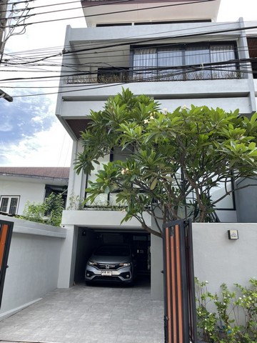 [A606]ให้เช่าทาวน์โฮม 4 ชั้น 37 ตร.วา รีโนเวทใหม่ ทองหล่อ 20 ถนนเชื่อมต่อเอกมัย 21 ซอยแจ่มจันทร์  วัฒนา ใกล้รถไฟฟ้า BTSทองหล่อ, เอกมัย 