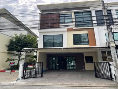 ขายทาวน์โฮม 3 ชั้น 19.40 ตรว. ซิกเนเจอร์ วิภาวดี 60 หลังริม หน้าส
