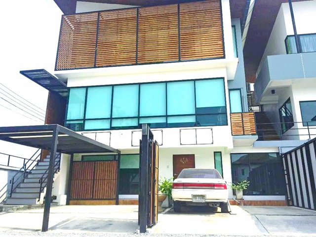  Westgate ชั้น MRT คลองบางไผ่ จดทะเบียนได้  สำนักงาน 3คูหา160 ตรม.  2นอน 3น้ำ จอดรถ 3คัน