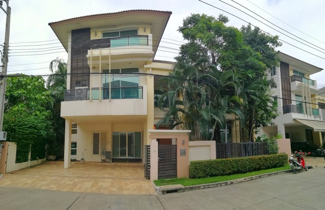 ขายบ้านเดี่ยว 3 ชั้น สุดหรู แกรนด์ บางกอก บูเลอวาร์ด รัชดา - รามอินทรา