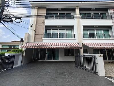 ขายทาวน์โฮม3ชั้นหลังมุม3นอนย่านนาคนิวาสลาดพร้าว71 