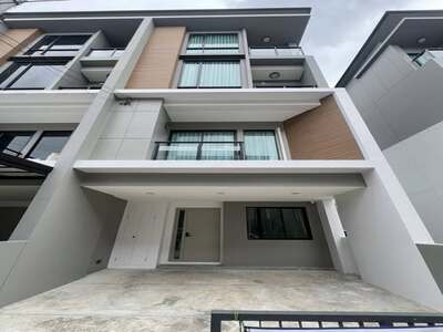 ให้เช่าทาวน์โฮม 3.5ชั้น หลังมุม 220ตรม Premium Place พหล -รามอินท