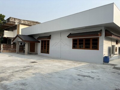 ให้เช่าอาคาร 1 ชั้น ในพื้นที่รวม 1022 ตรม. ซอยเรวดี ถนนติวานนท์