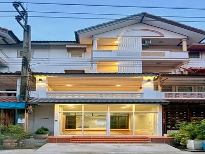 ขายด่วน ทาวน์โฮม 4 ชั้น ดีไซน์สวย 6 ห้องนอน  ใกล้ถนนประชาอุทิศ 72