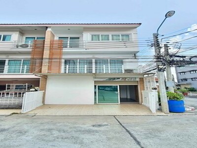  4 ห้องนอน 4 ห้องน้ำ  ติดถนนใหญ่  ม.โฮมอินทาวน์ พหลโยธิน 73