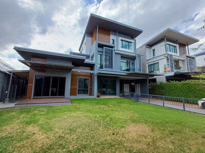 ขายบ้าน 3 ชั้นหลังมุม 128ตรว. นาราสิริ ไฮด์อเวย์ โยธินพัฒนา3 เลีย