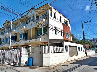 ขาย ทาวน์เฮ้าส์ 3 ชั้น  โครงการ สวนนารายณ์ ทาวเฮ้าส์  