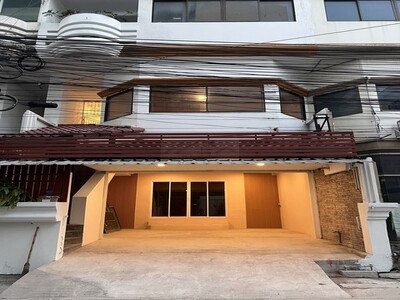 ให้เช่าโฮมออฟฟิศ 4.5 ชั้น 6 ห้องนอน วิภาวดี22 ด้านหลังติดรั้วการบ