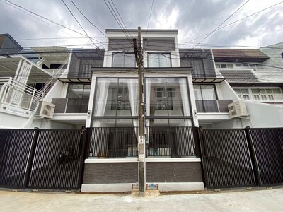 ทาวน์โฮมหรูใจกลางเอกมัย 22  ขายพร้อมผู้เช่า 85,000 บาท 