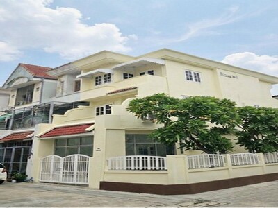 ขายทาวน์โฮม 3 ชั้น ย่านโชคชัย 4 ซอย 72 รีโนเวทใหม่ ใกล้ รร.สตรีวิ