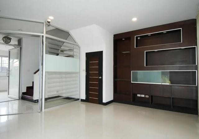 ให้เช่าทาวน์โฮม 3 ชั้น ซอยลาดพร้าววังหิน 34 ย่านลาดพร้าว เหมอะพักอาศัย   