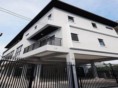  อาคาร 3 ชั้น 10 ห้องทำงาน 2 ห้องโถง  6 ห้องน้ำ ตรงข้ามเดอะไนน์ 