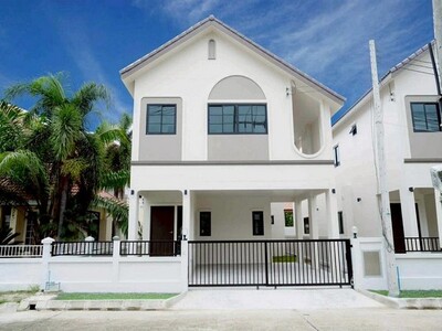 บ้านเดี่ยว 2 ชั้น มี 3 หลัง ใกล้สนามกลอฟ์นอร์ทฮิลล์ หางดง 