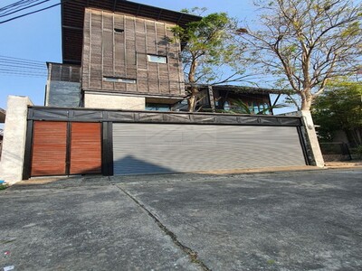 ขายโฮมออฟฟิศ 3 ชั้นครึ่ง 430 ตรม style โมเดิร์นทรอปิคอล โชคชัย 4 
