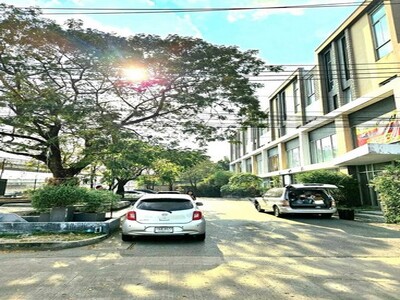ให้เช่า ทาวน์โฮม/โฮมออฟฟิศ 3.5ชั้น แปลงมุม 30.3ตรวอยู่ถนนรามอินทร