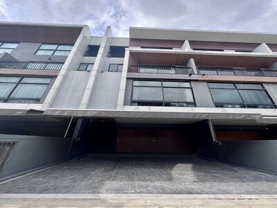 ให้เช่าทาวน์โฮม 3.5 ชั้น โครงการ Arden Pattanakarn ซอยพัฒนาการ 20
