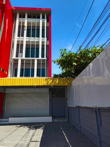 ขายอาคารพาณิช 4 ชั้น  22.5 ตรว. 250 ตรม. 4 ห้องน้ำ ติดหมู่บ้านเอื้ออาทรลาดกระบัง 2  เขตลาดกระบัง