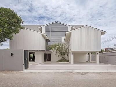 ขายบ้านเดี่ยว 3 ชั้น ซอยปรีดีพนมยงค์ 14 หลังมุม ใกล้เอกมัย ทองหล่