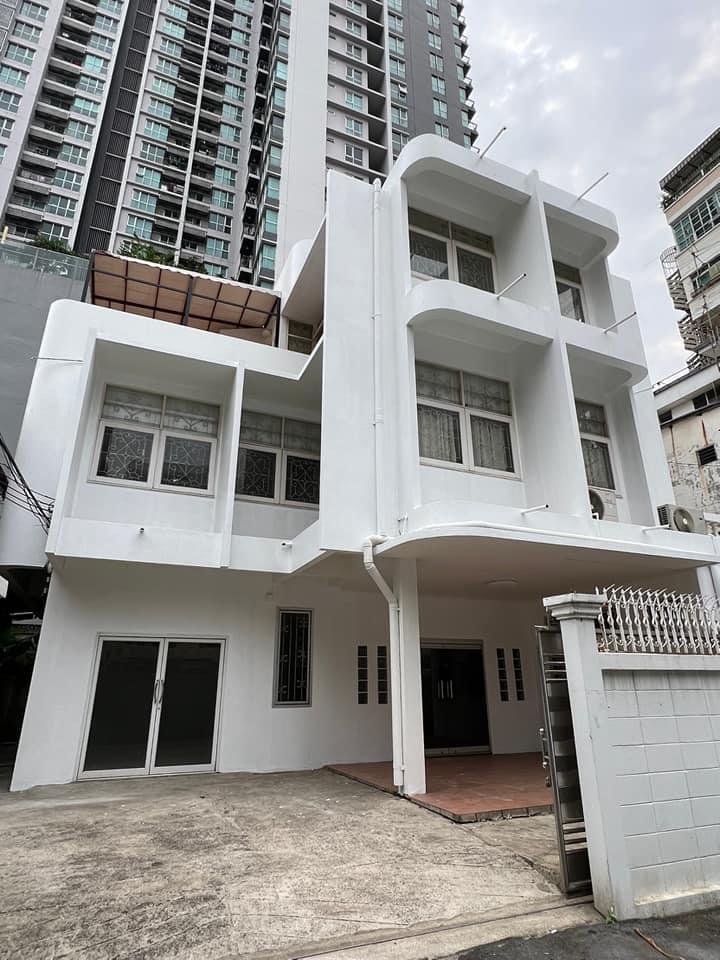 ให้เช่าบ้านเดี่ยว 2 ชั้น มีระเบียงดาดฟ้า ย่านสาทร ถนนสวนพลู